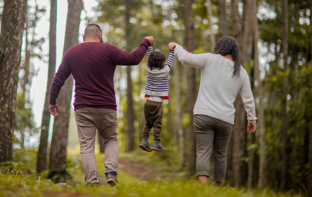happy_family_in_forest